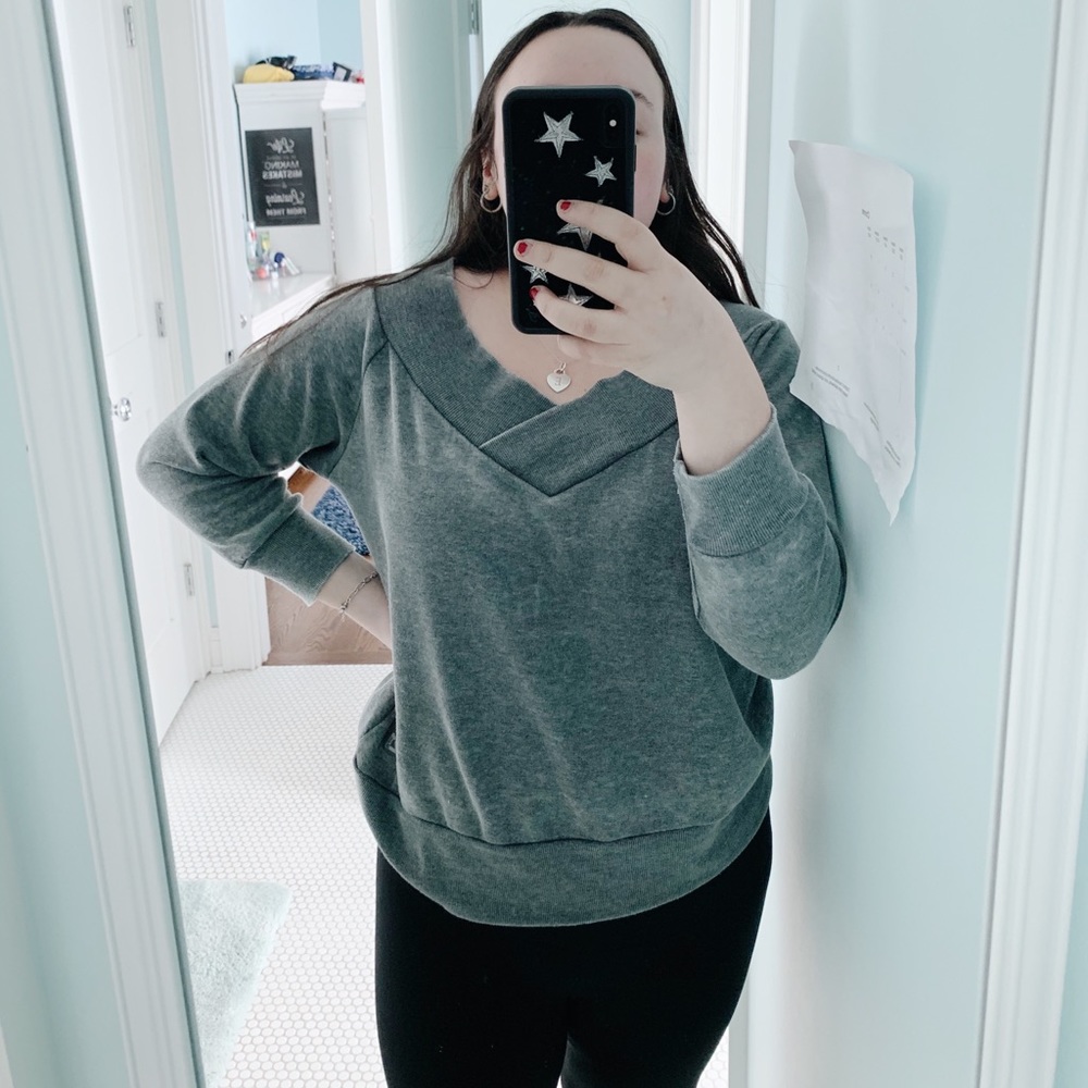Main 21 v-neck sweatshirt